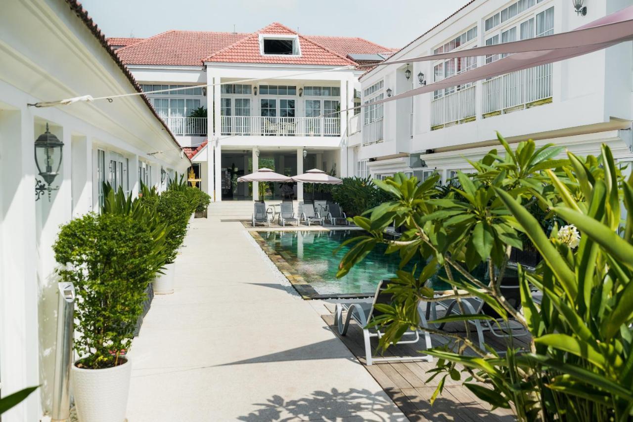 White Boutique Hotel And Residences Sihanoukville Exterior photo